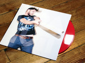 Vinyl LP rouge, 180gr, limité à 300 copies numérotées, accompagnée d'une sérigraphie