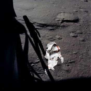 B side of the moon (caras B, remezclas y rarezas) cover art